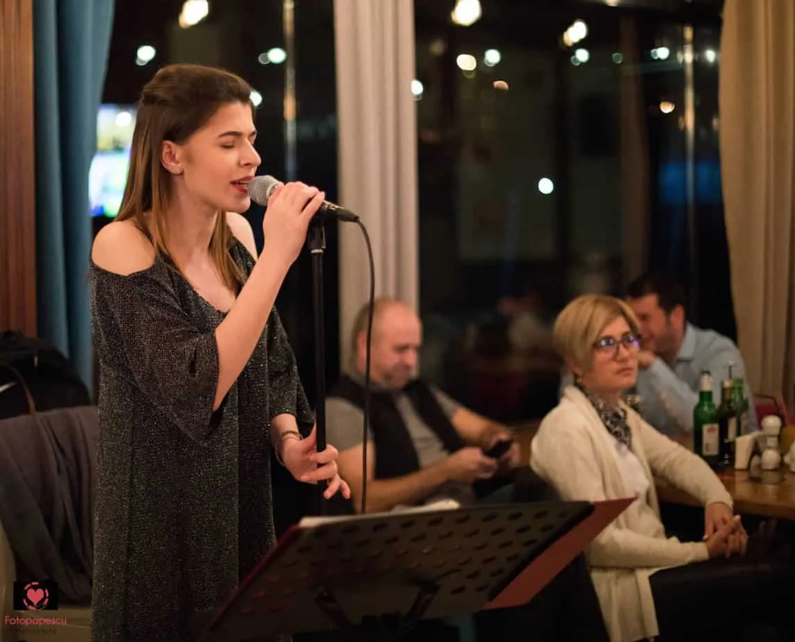 Maria Ilinca cântând live